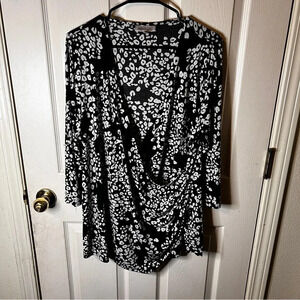 Jennifer Lopez Women Plus Size 1X V-Neck Faux Wrap Black & White Dot Top